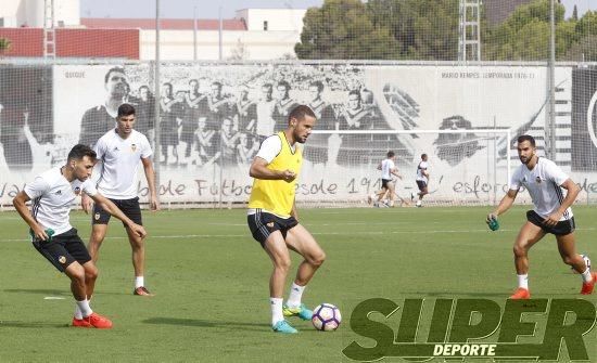 Caras largas tras perder ante el Betis