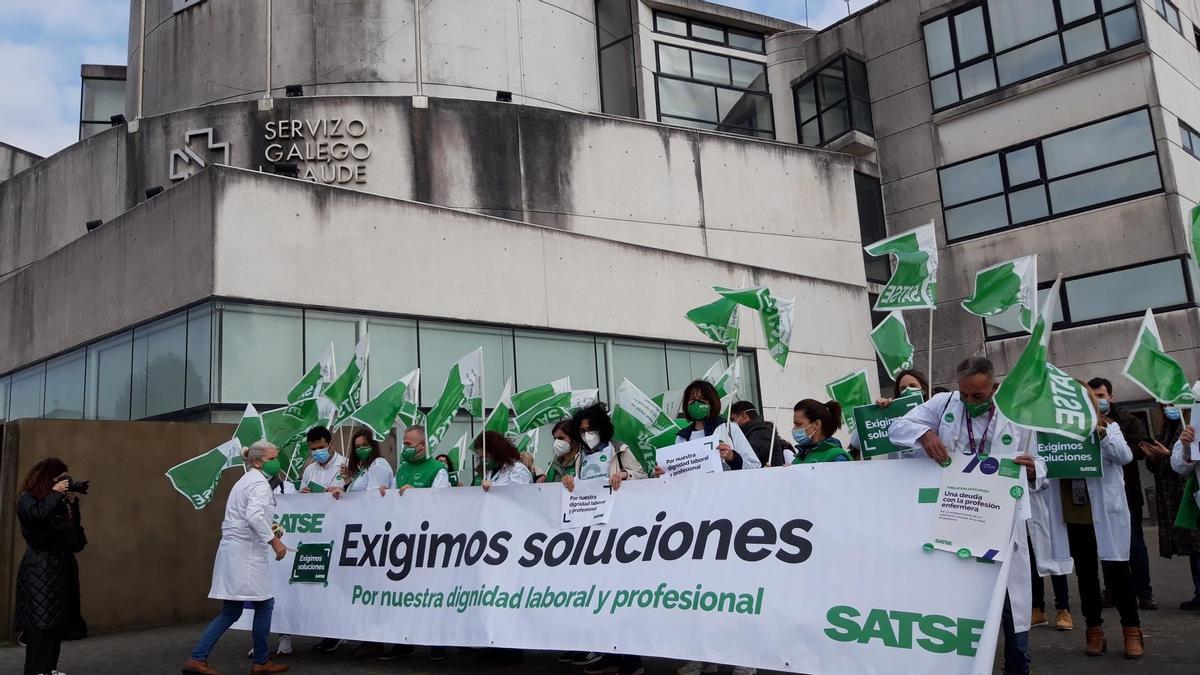 Protesta de enfermeras y fisioterapeutas convocada por Satse delante del Sergas en Santiago en 2022