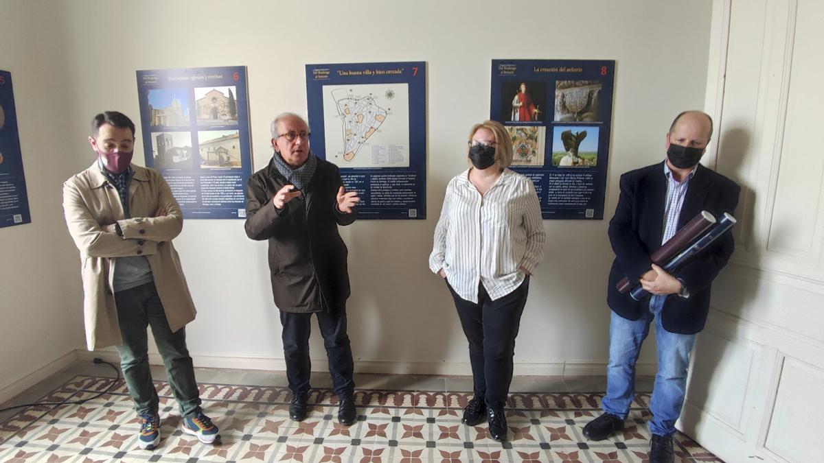 El presidente del CEB, Fernando Regueras, a la derecha del alcalde, Luciano Huerga, y a la izquierda de la concejala de Cultura, Mariam Martínez, y de Rafael González.