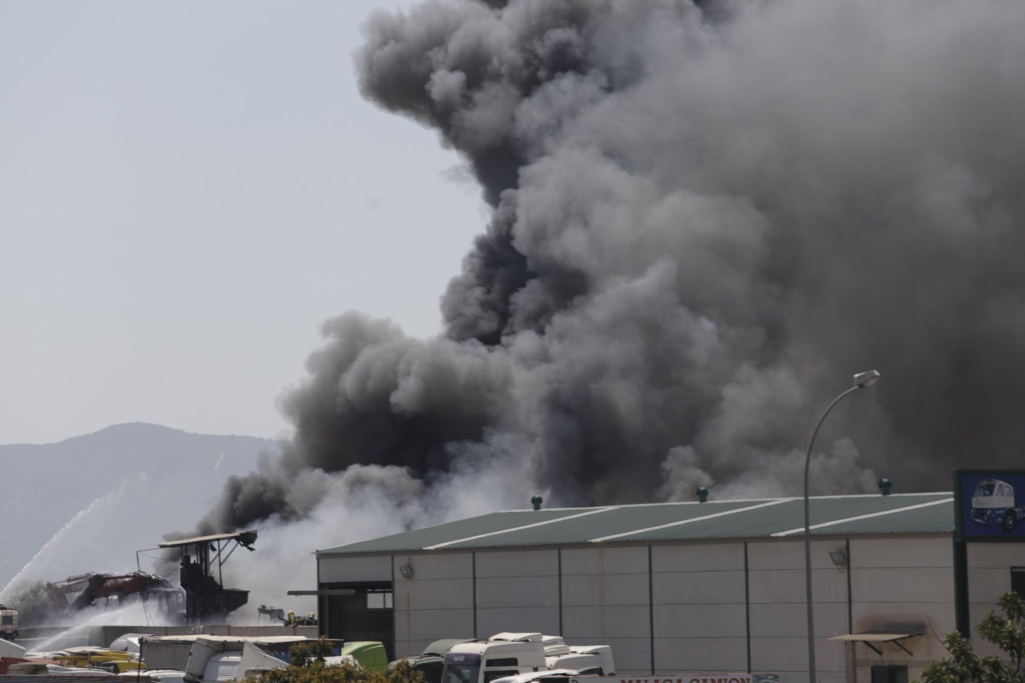 Imágenes del incendio de un desguace en Los Asperones