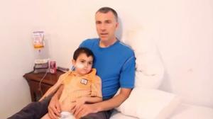 Els pares pengen un vídeo explicant el perquè van decidir treure al nen de l’hospital