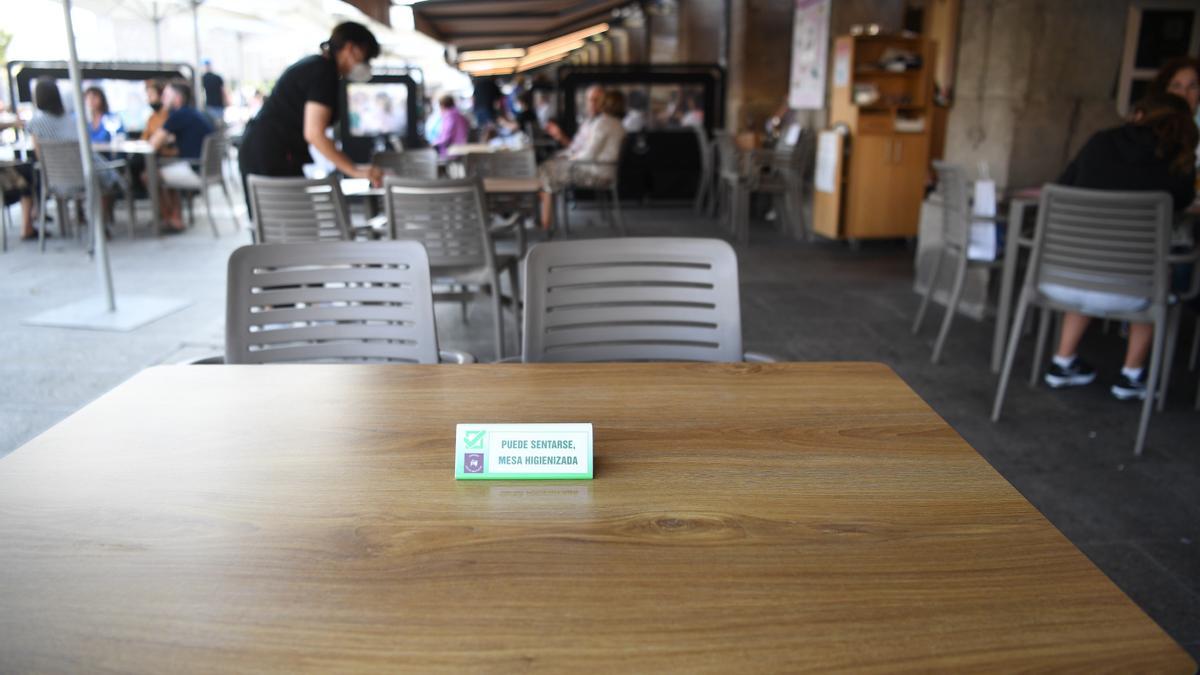 Una mesa vacía en una terraza de A Coruña.