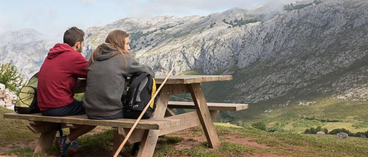 Dos montañeros disfrutan del paisaje en la ruta al Urriellu. | LNE