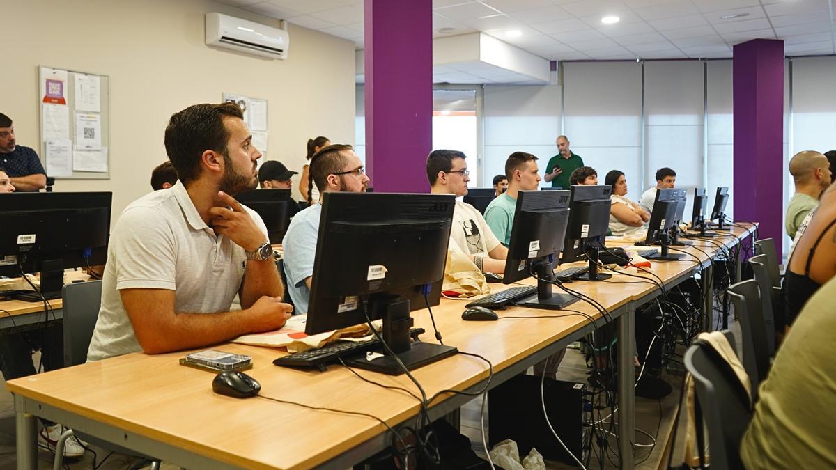 Alumnos de especialización de FP en un aula.