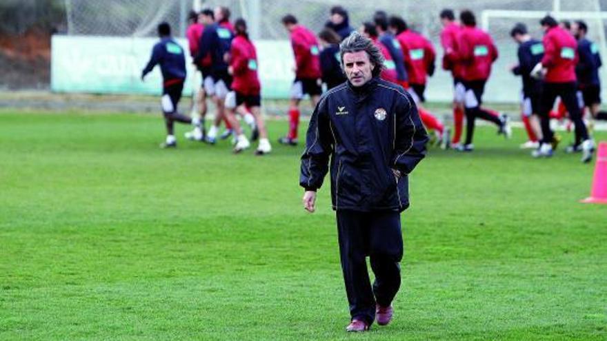 Aficionados que ayer acudieron al Ruta para presenciar el entrenamiento de Aguirre.