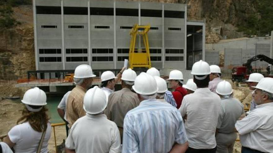 Regantes y alcaldes del Vinalopó observan la toma de Cortes en julio de 2005