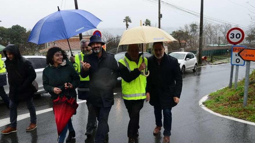 Representantes municipales y de la Xunta, ayer, en el cruce de acceso a la playa de Lapamán. // G.Núñez