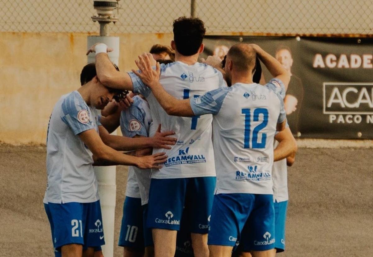 Los juagdores del Vall de Uxó celebran el primer gol anotado por Adri Domínguez.