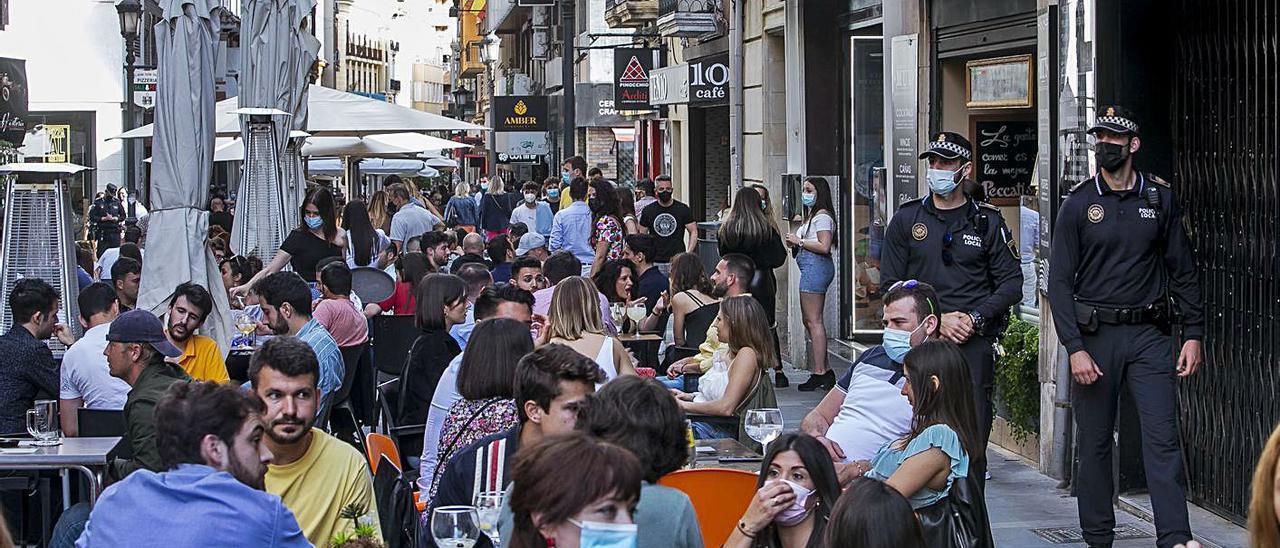 Los agentes vigilan el cumplimiento de la normativa en la zona del ocio del Golf. | HÉCTOR FUENTES