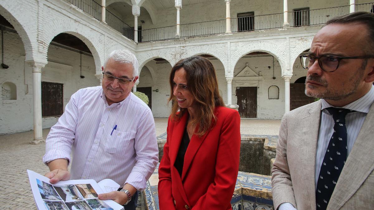 La consejera de Fomento, Articulación del Territorio y Vivienda, Rocío Díaz, en su visita al convento Santa María de los Reyes de Sevilla, en el que invertirá más de 11 millones