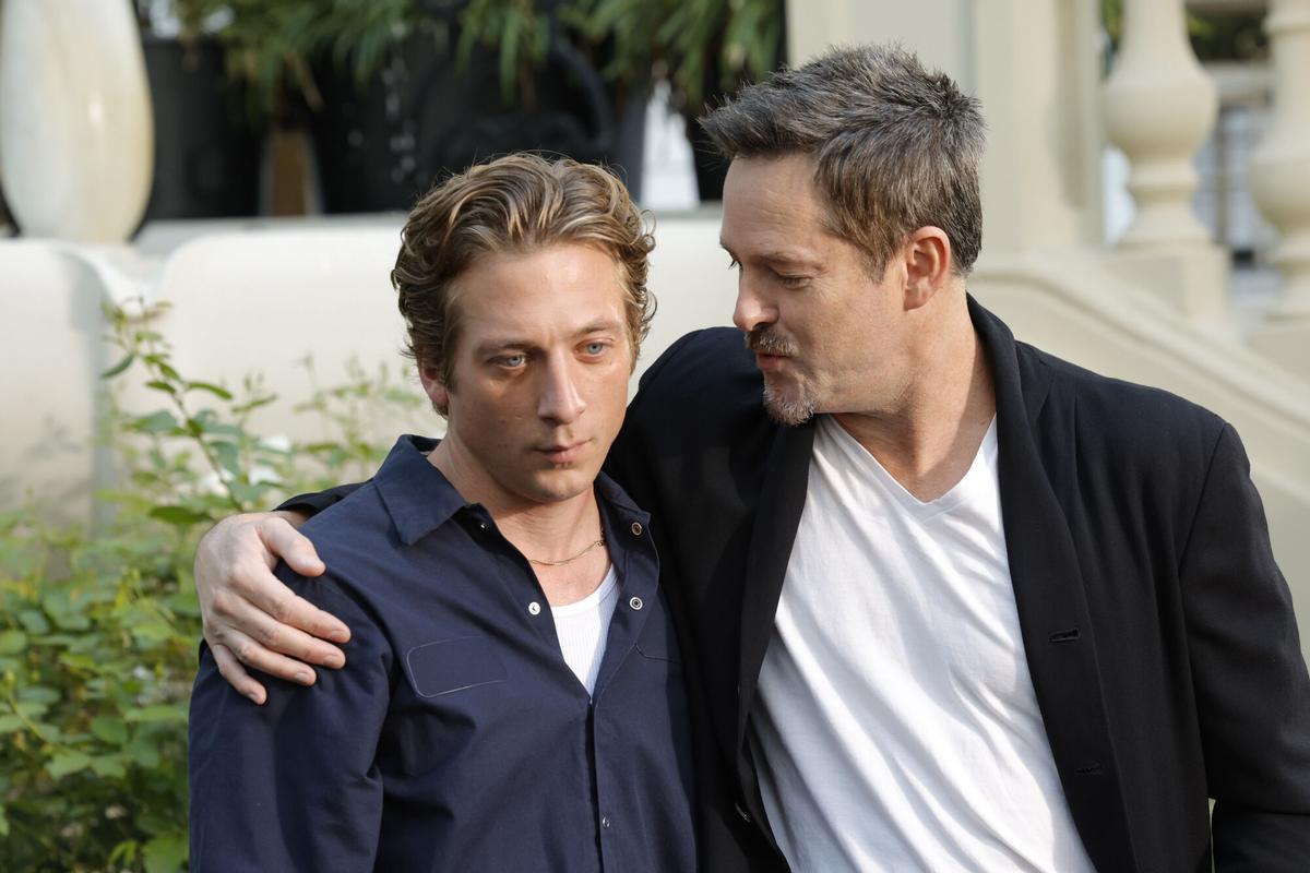 El actor Jeremy Allen White y el director de cine Scott Cooper posan durante la presentación de la película 'Springsteen: Deliver Me from Nowhere', este martes en Madrid.