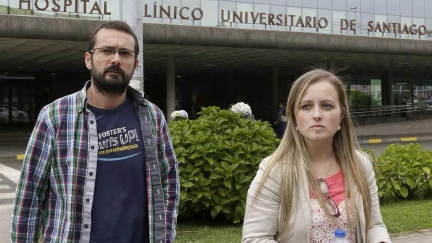Antonio Lago y Estela Ordóñez, los padres de Andrea, días atrás, a la puerta del centro hospitalario.