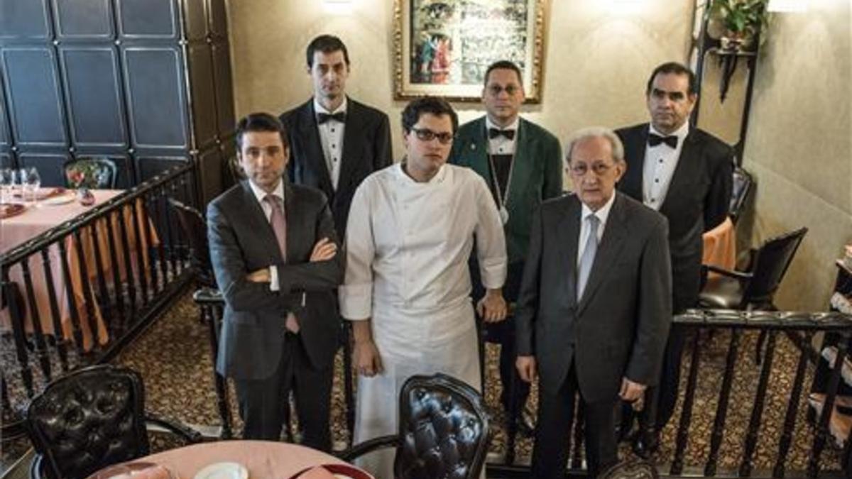 Pere Monje, Sergio Humada, Josep Monje, con el equipo principal de Via Veneto a sus espaldas. Fotos: Ferran Sendra