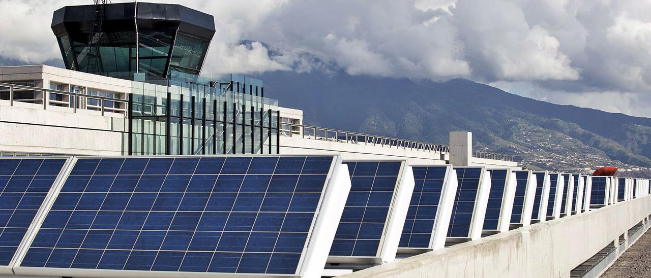 Instalación de placas solares en el exterior del aeropuerto de La Palma. | Activos