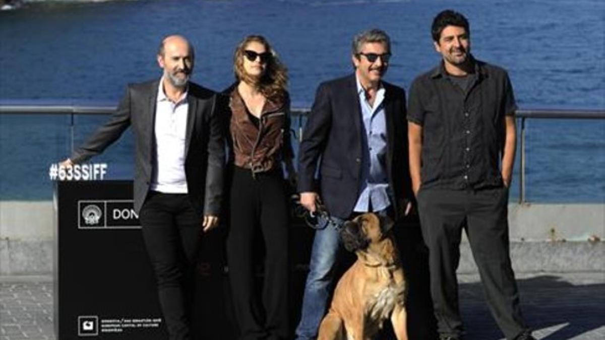 De izquierda a derecha, Javier Cámara, Dolores Fonzi, Ricardo Darín, el perro que interpreta a 'Truman' y Cesc Gay, ayer en San Sebastián.