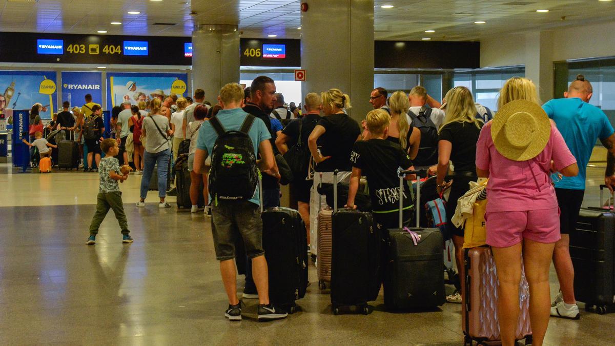 Viajeros en el aeropuerto de Gran Canaria.