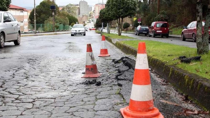 El Concello tuvo señalizado esta semana un gran bache en la Rúa da Cultura. // Bernabé / Cris M.V.