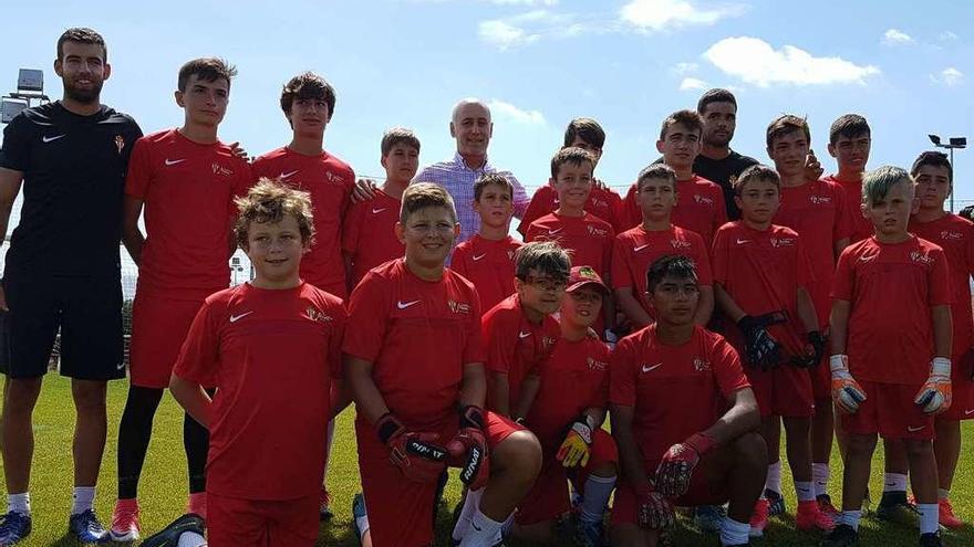 Ablanedo, de pie, en el centro, posa junto a los porteros que están participando en el Campus de Mareo.