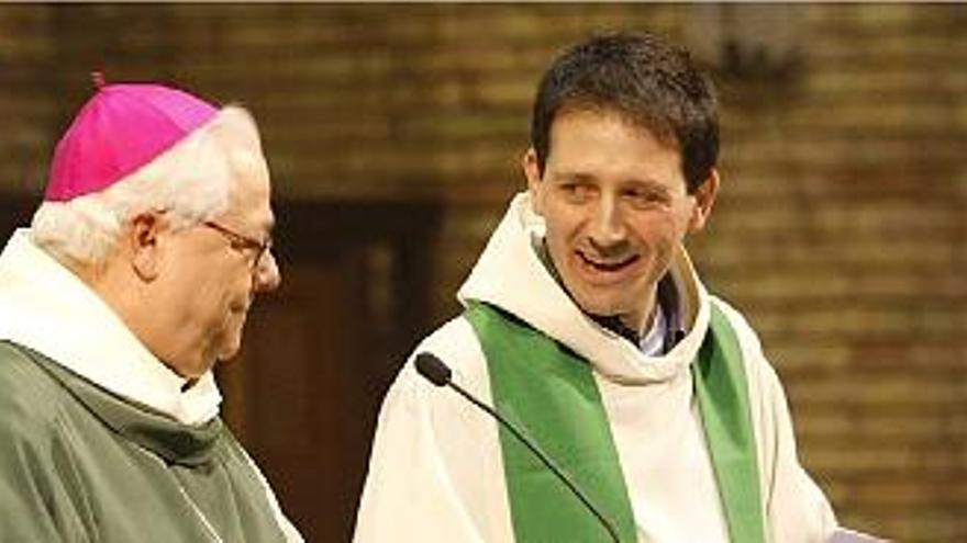 Imatge d&#039;arxiu de Joan Soler, amb el bisbe de Girona, Francesc Pardo, a l&#039;església de Sant Josep de Girona.