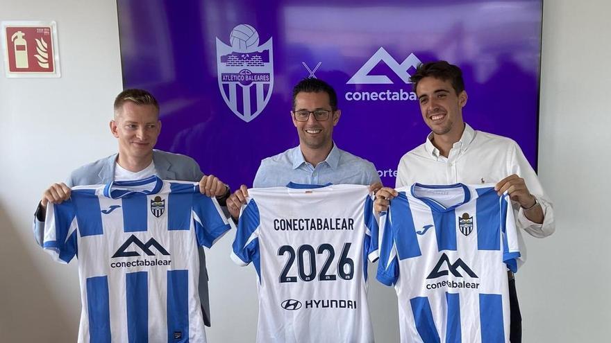 Patrick Messow, Joan Miquel Durán y Esteban Ramón posan con la nueva camiseta del Atlético Baleares