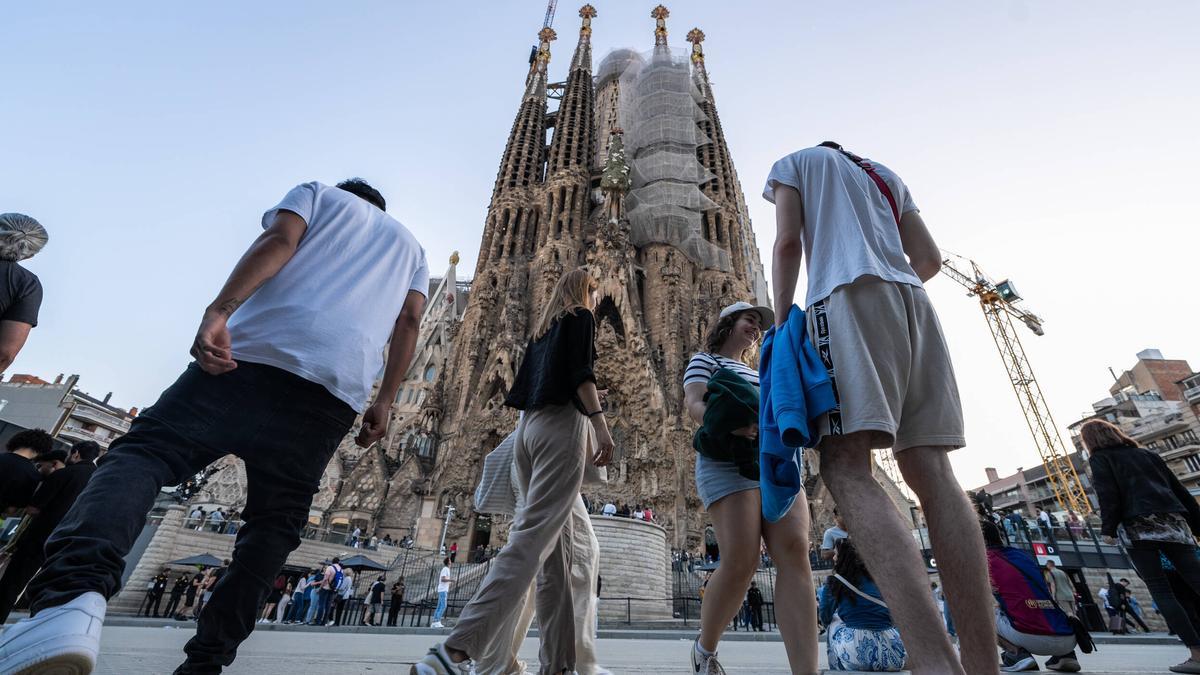 Turistas en la Sagrada Família de Barcelona, este verano.