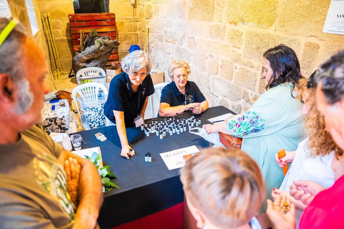 Romería de San Benito, en el monasterio de Lérez. 13.00 Misa solemne y después procesión fotos de ambienge variado, de los fieles pasando por debajo del santo y colas para conseguir las botellitas de aceite "milagrairo"