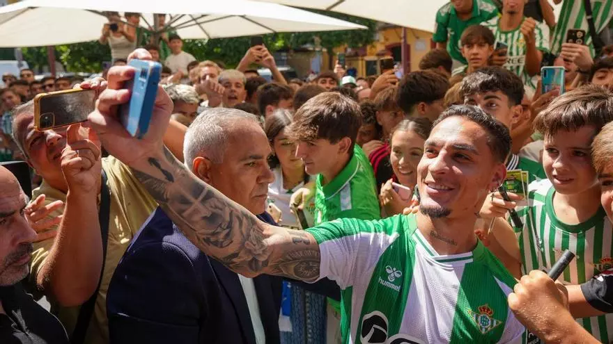 Bellerín, sobre la locura por el regreso de Antony y el potencial del Betis