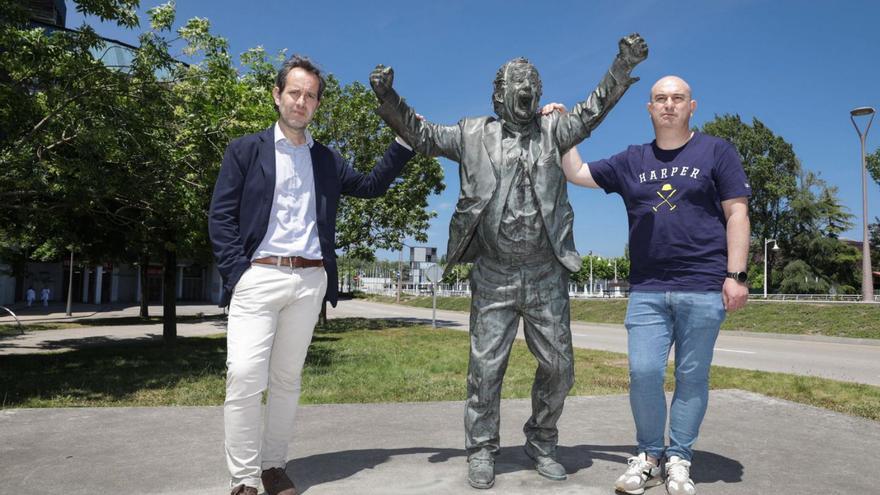 Diego del Valle y Víctor Sánchez, ayer, en la estatua que recuerda a Preciado. | Juan Plaza