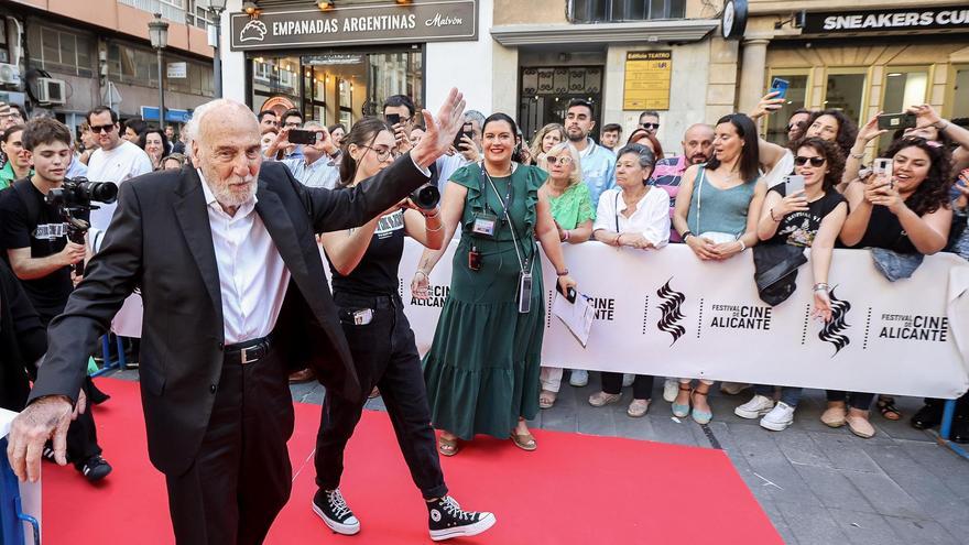 Héctor Alterio paseó este sábado sus 94 años por la alfombra roja del Festival de Cine de Alicante.
