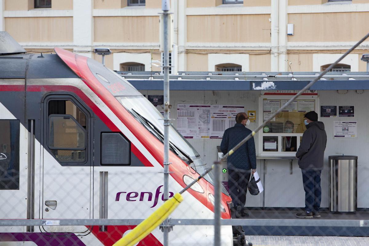 Usuarios en la estación de tren de l'Alcúdia de Crespins.