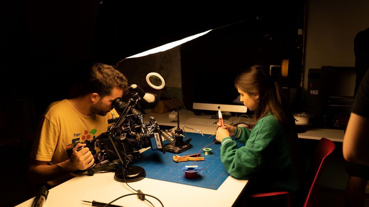 Els alumnes del Grau en Comunicació Audiovisual i Multimèdia es formen en grups reduïts per rebre una atenció personalitzada