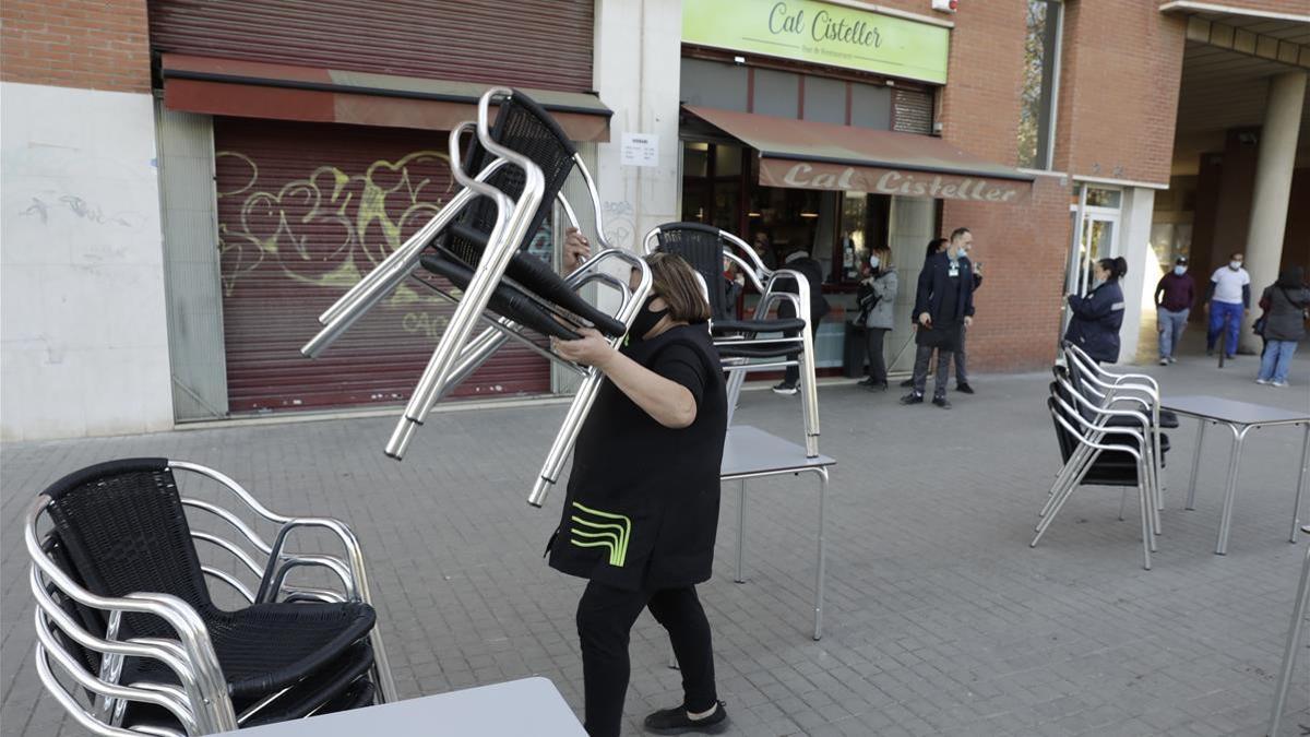 Maria Luisa, del bar Cal Cisteller de Poblenou, obligada a cerrar el bar a las 9.30