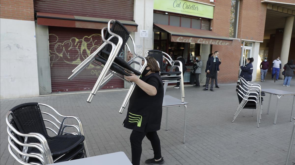 BARCELONA 21 12 2020  Sociedad   Restricciones apertura bares i restaurantes i terrazas Foto de cierre a las 9 30h   En bar de Poblenou  FOTO de FERRAN NADEU