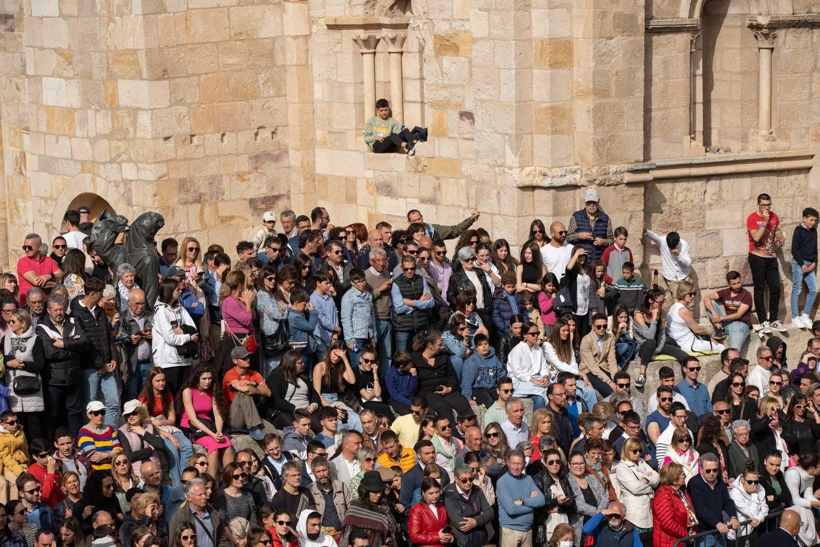 GALERÍA | Así ha sido el encuentro de Jesús Resucitado y su madre en la Plaza Mayor