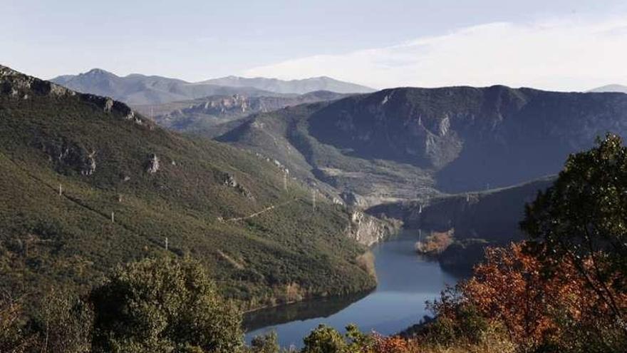 La piedra caliza corona la Serra da Enciña da Lastra . // FdV