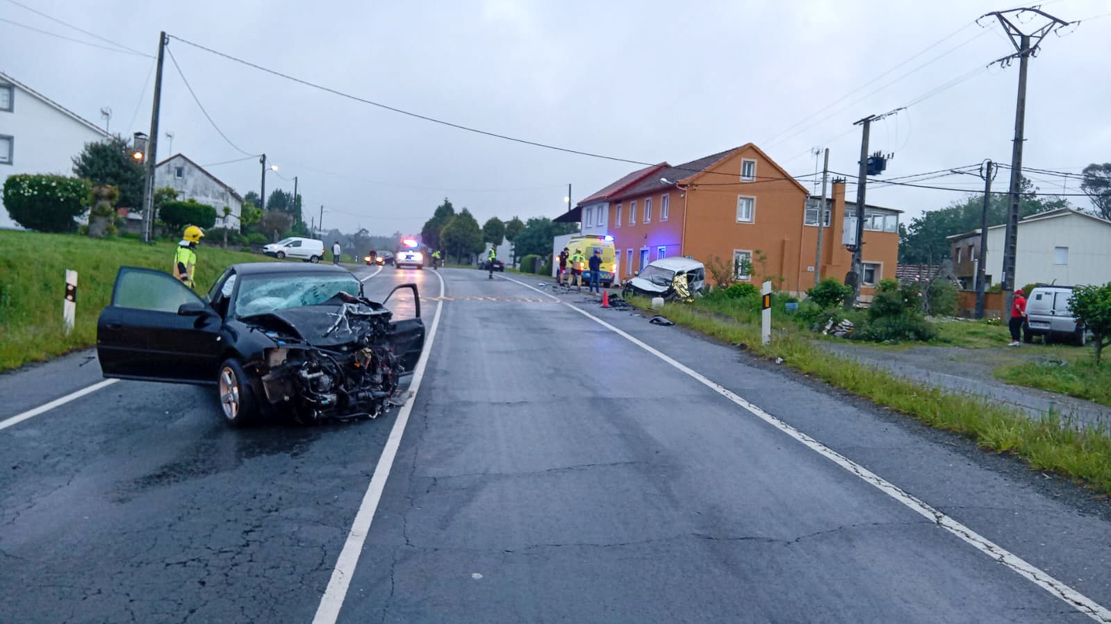 Dos muertos y una herida grave en un accidente en Ordes