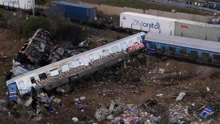 Tragedia en Grecia | Un tren de pasajeros choca con uno de mercancías en el centro del país