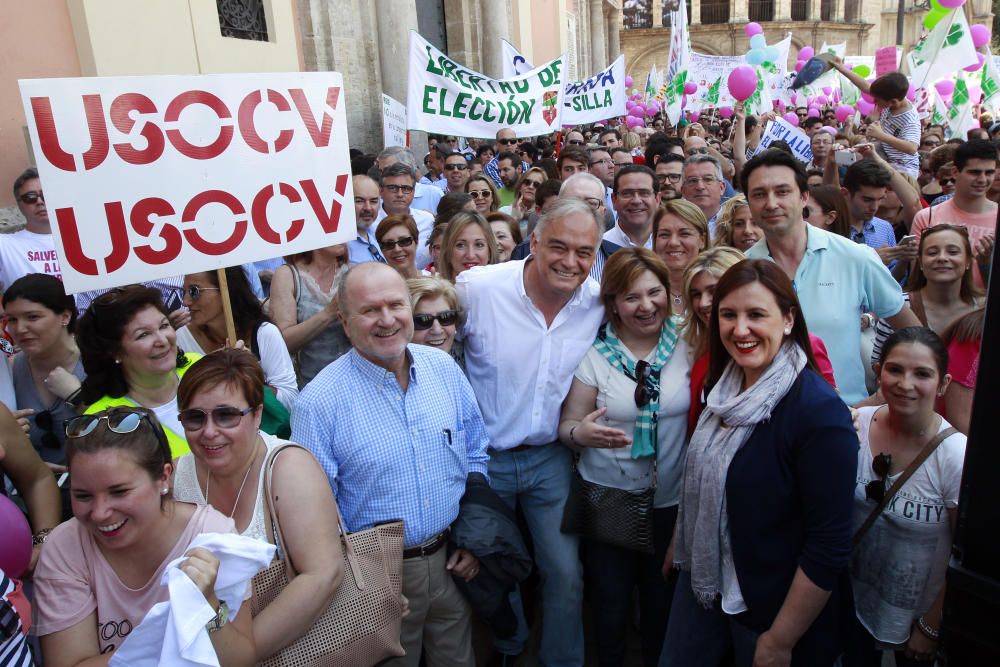 Cientos de alicantinos, en la protesta contra Marzà en Valencia