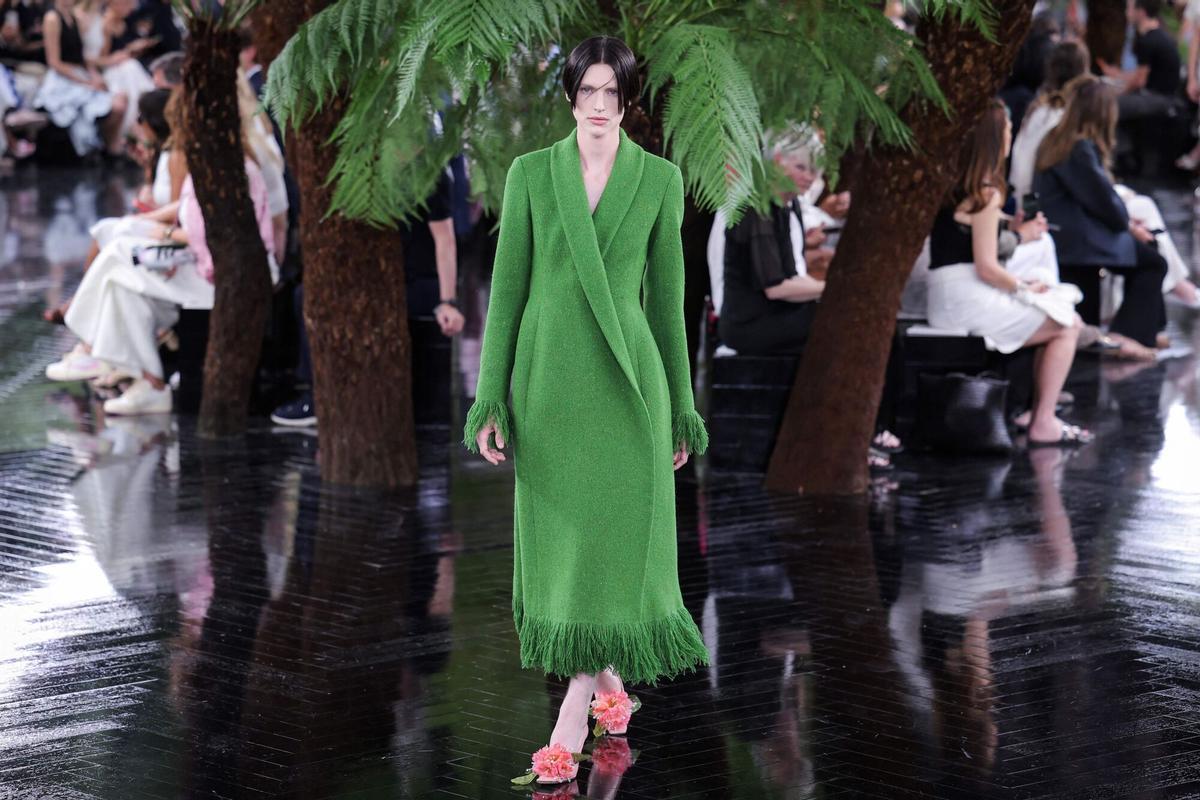 Un modelo de Christian Dior Women Haute Couture Fall/Winter 2026-2027 presentado en París.
