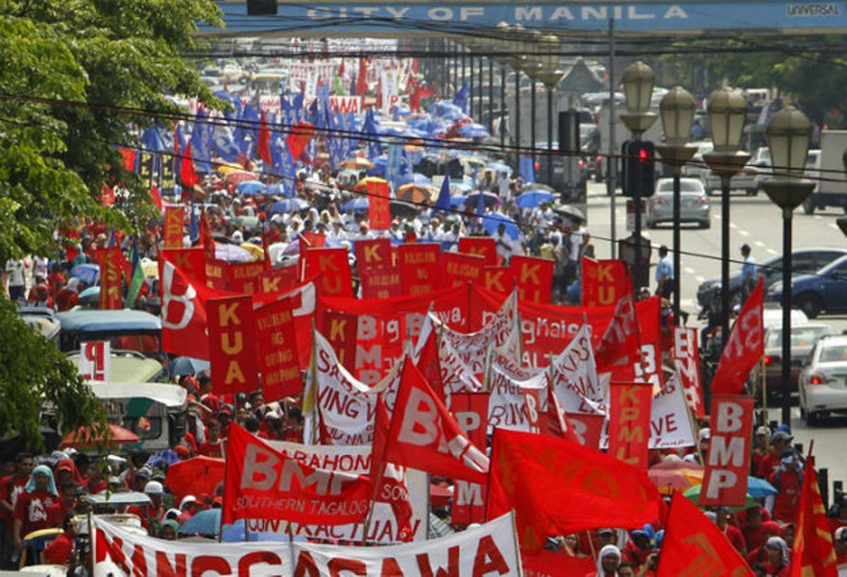 Miles de filipinos participan en una manifestación en el Día del Trabajo en demanda de mejores programas laborales y mayores salarios para los trabajadores de bajos ingresos.