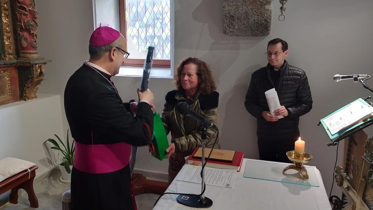 GALERÍA | El obispo recorre los pueblos del incendio