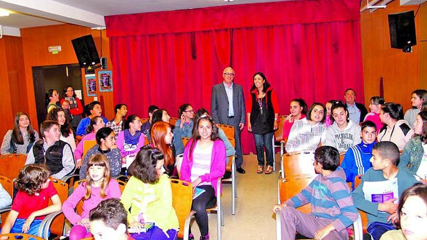 Ramiro Lomba y Visitación Blanco, con los alumnos del colegio de Ibias.