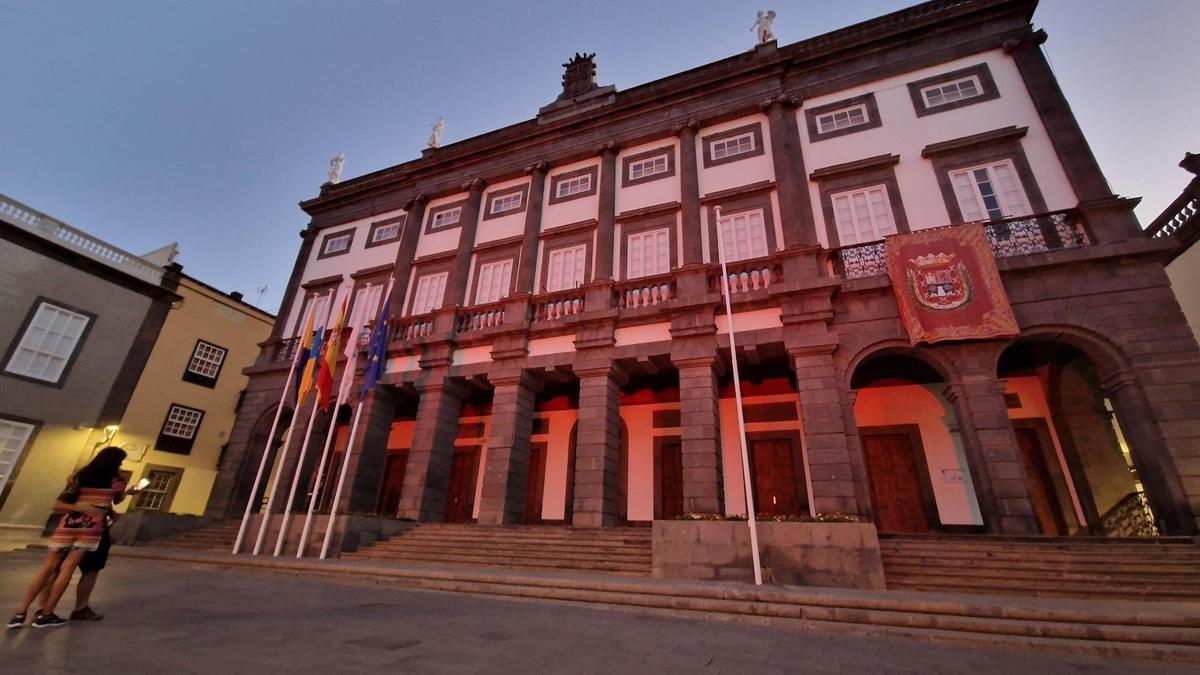 Las Casas Consistoriales se iluminan de rojo en homenaje al 150 aniversario de Cruz Roja en Canarias