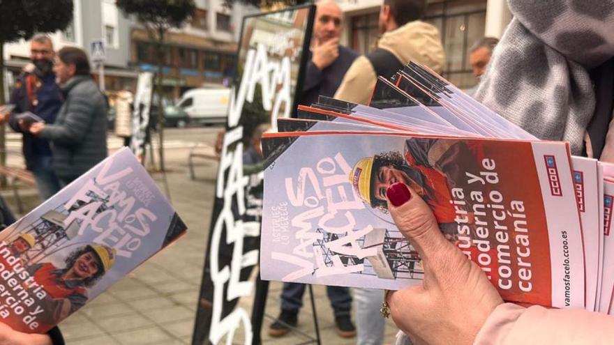En primer término, los folletos repartidos ayer en Avilés. | CC OO