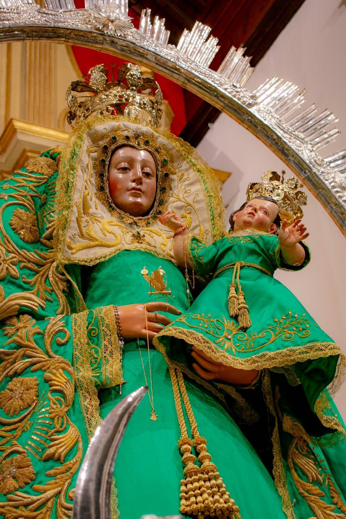 Imagen de gala de la Virgen de Guía, con el bebé en sus brazos.
