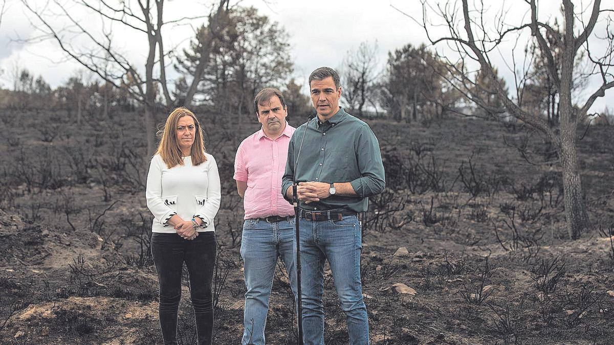 Pedro Sánchez durante la visita a Otero de Bodas junto al alcalde y la delegada del Gobierno