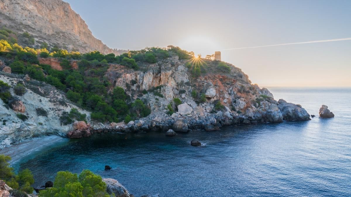 Esta es la playa de Málaga que tiene una piscina natural de agua dulce pegada al mar: es una de las más bonitas y tranquilas