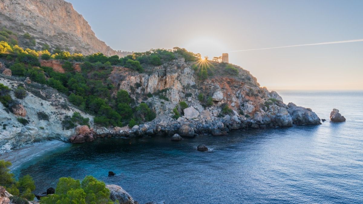 Esta es la playa de Málaga que tiene una piscina natural de agua dulce pegada al mar: es una de las más bonitas y tranquilas