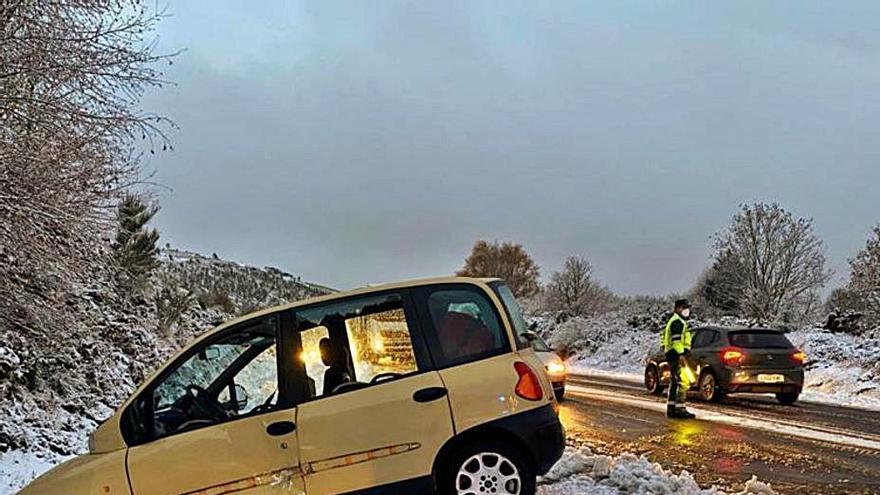 Un turismo tras salirse de la calzada por la nevada. |   // G. C.