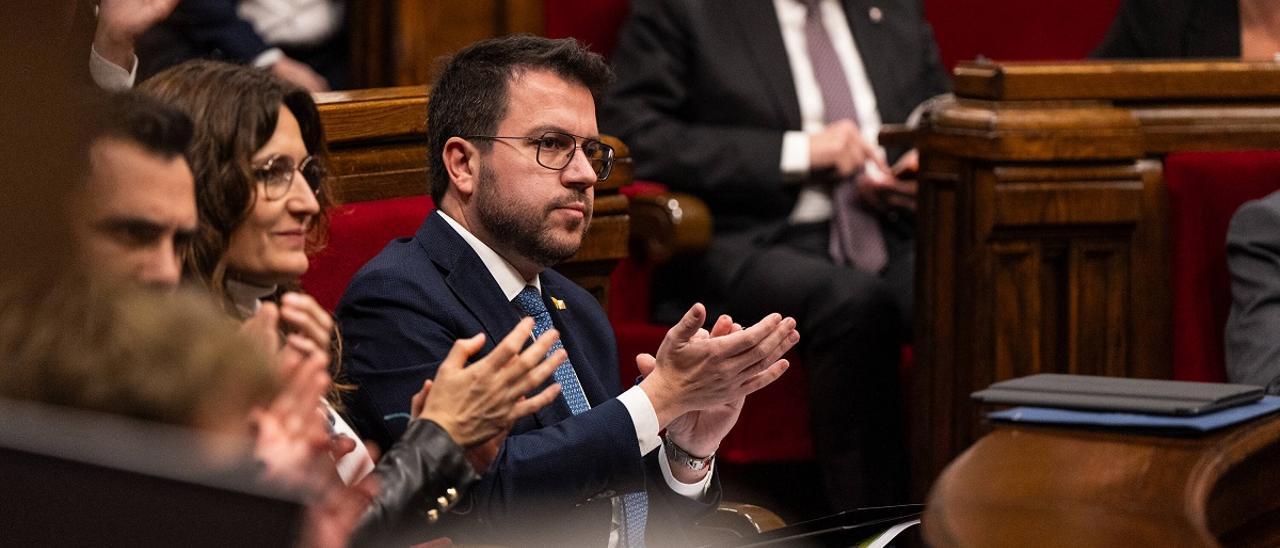 El president Pere Aragonès y la vicepresidenta Laura Vilagrà, en el Parlament, con Salvador Illa en la bancada de atrás